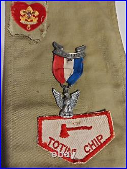 BOY SCOUT 30 SASH With25 PATCHES, 2 PINS & MEDAL BELONGED TO JOHN E. STRAUSS 1957